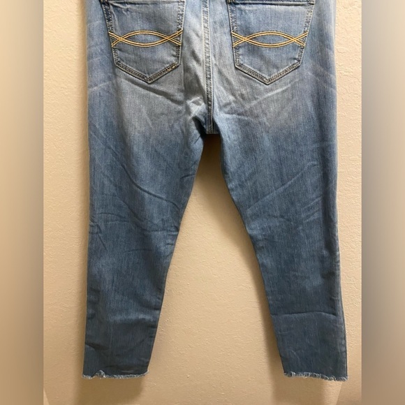 Abercrombie & Fitch Low Rise Light Wash Skinny Jean - Picture 9 of 10